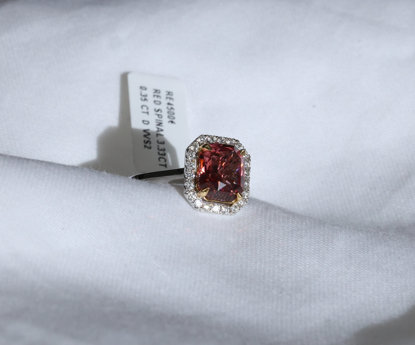 Spinell (3.33ct) Ring in 18 Karat Weißgold mit Diamanten