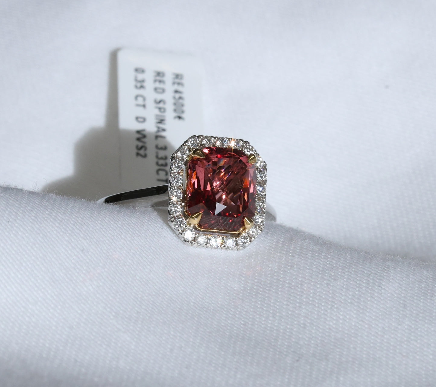 Spinell (3.33ct) Ring in 18 Karat Weißgold mit Diamanten