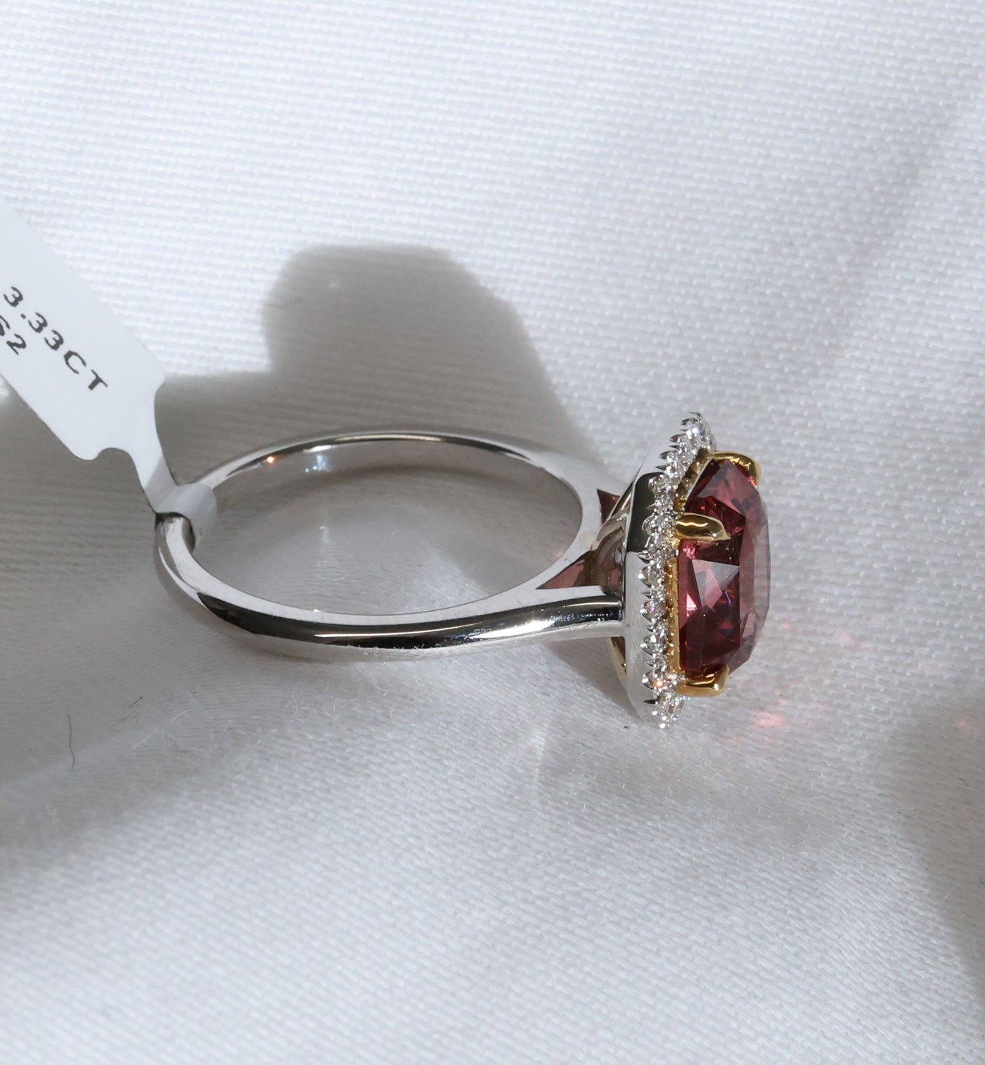 Spinell (3.33ct) Ring in 18 Karat Weißgold mit Diamanten