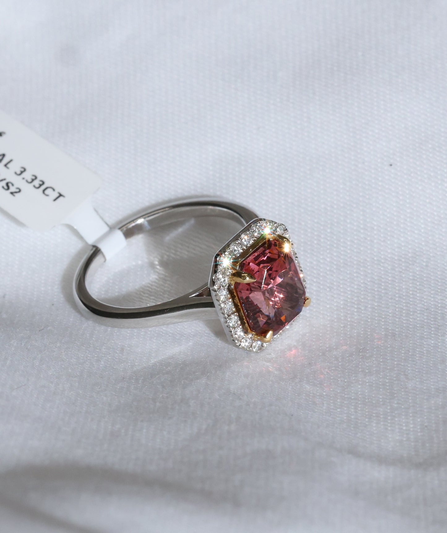 Spinell (3.33ct) Ring in 18 Karat Weißgold mit Diamanten