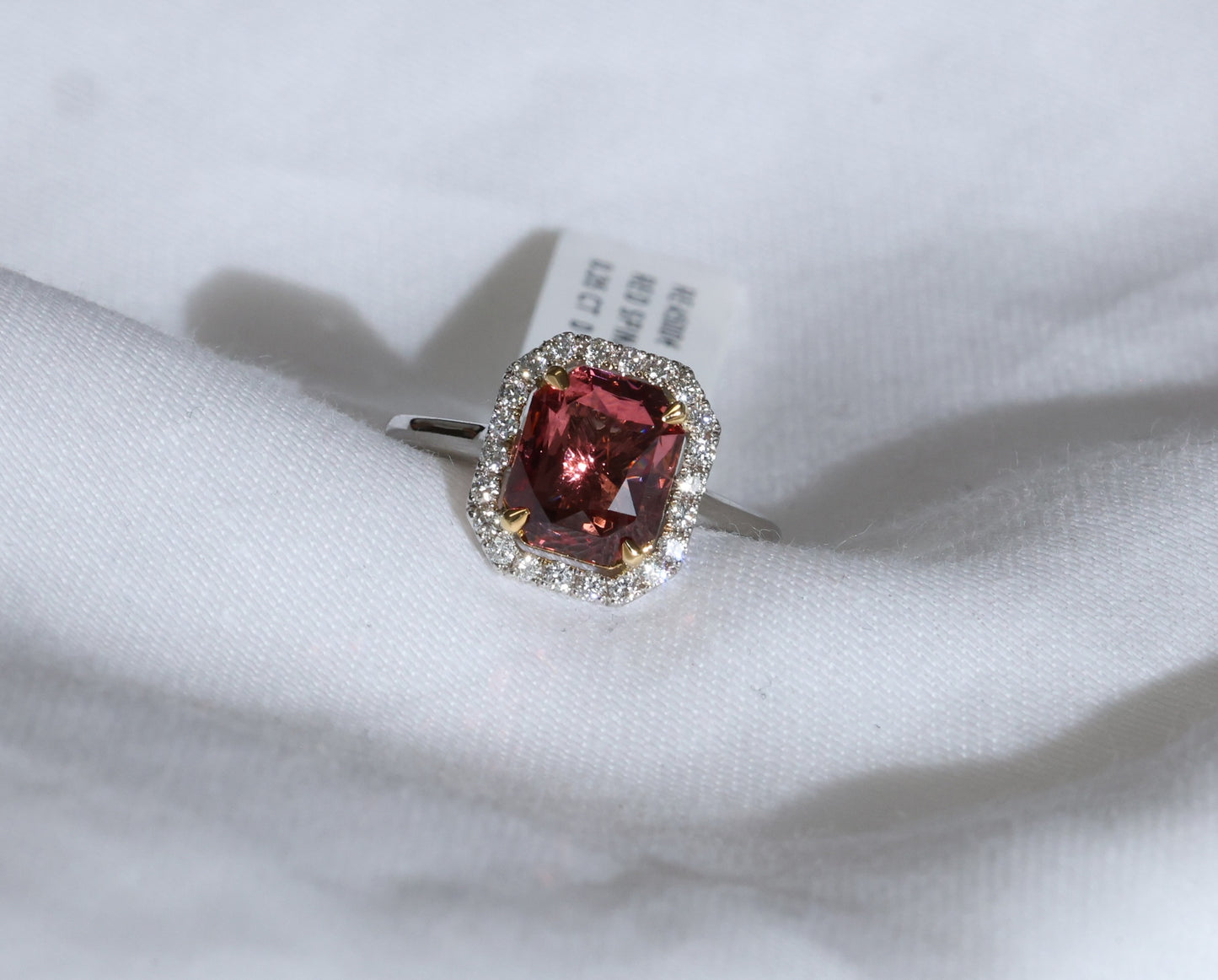 Spinell (3.33ct) Ring in 18 Karat Weißgold mit Diamanten