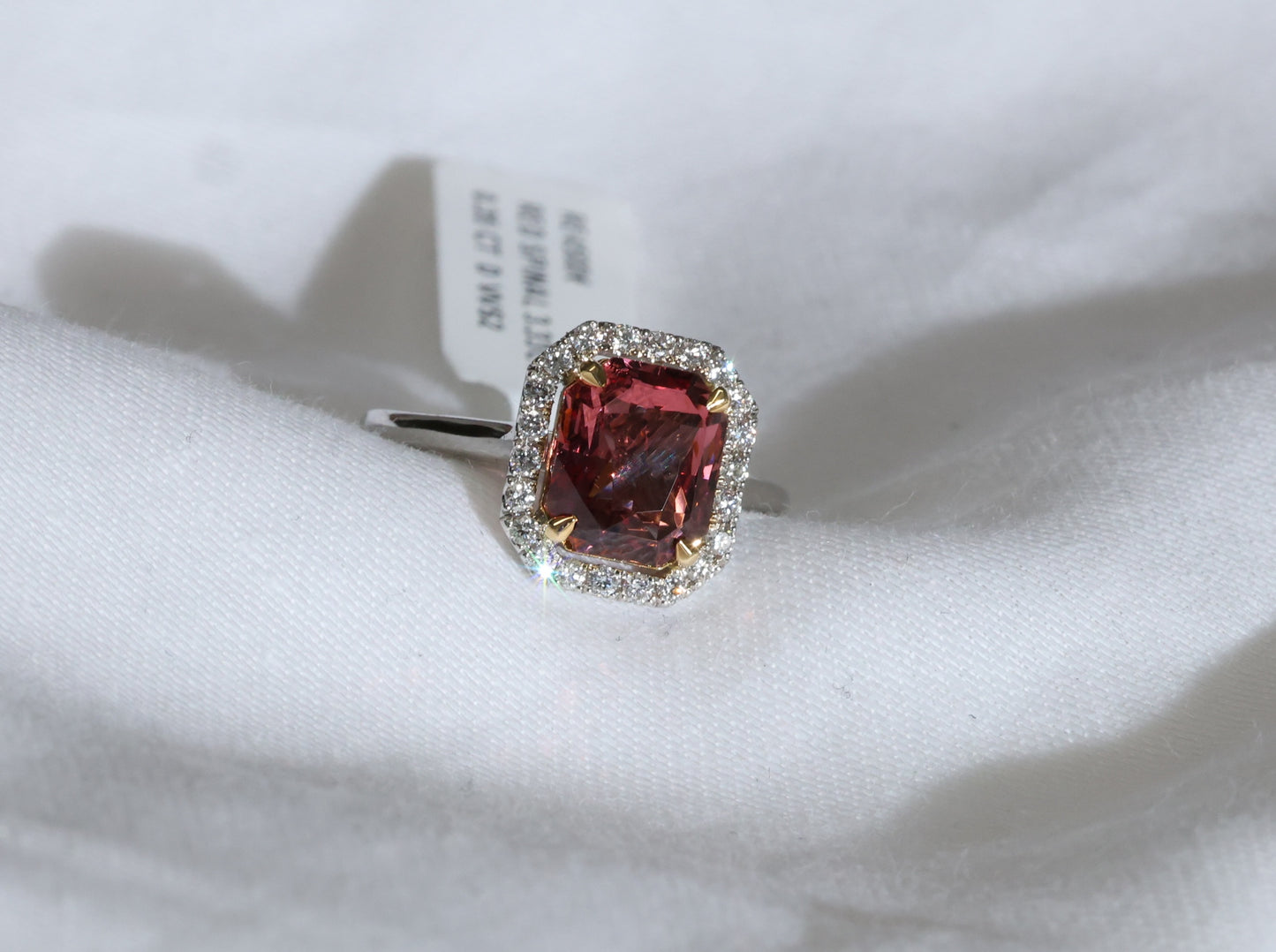 Spinell (3.33ct) Ring in 18 Karat Weißgold mit Diamanten