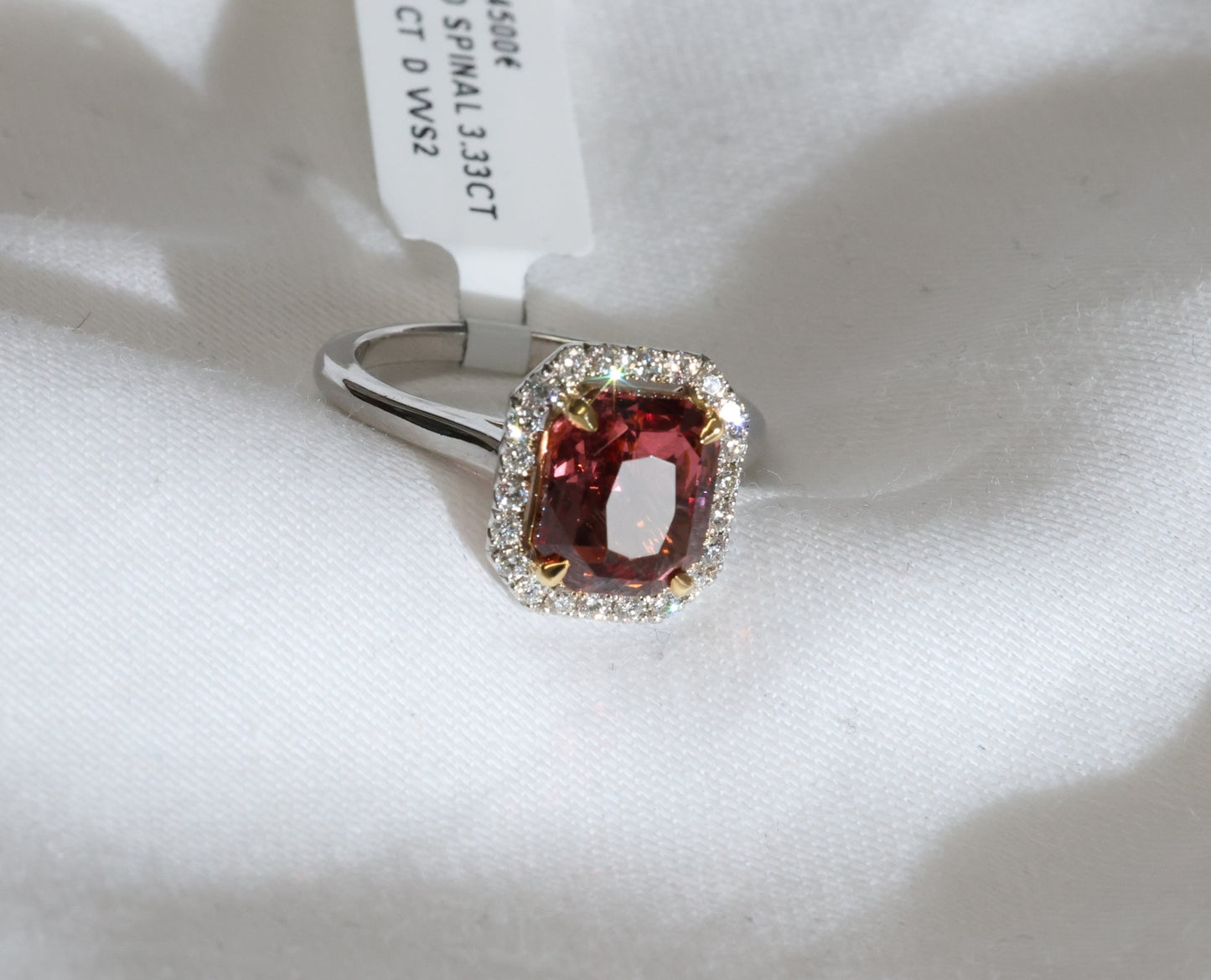 Spinell (3.33ct) Ring in 18 Karat Weißgold mit Diamanten