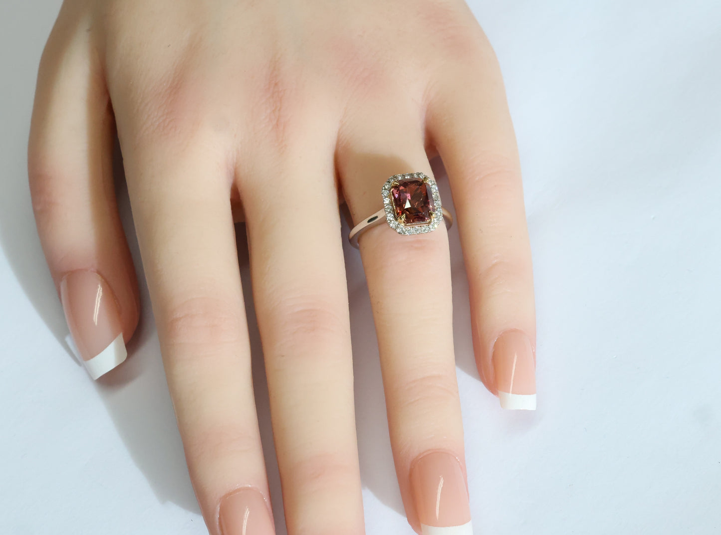 Spinell (3.33ct) Ring in 18 Karat Weißgold mit Diamanten