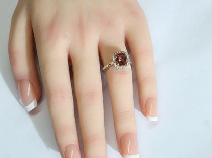 Spinell (3.33ct) Ring in 18 Karat Weißgold mit Diamanten