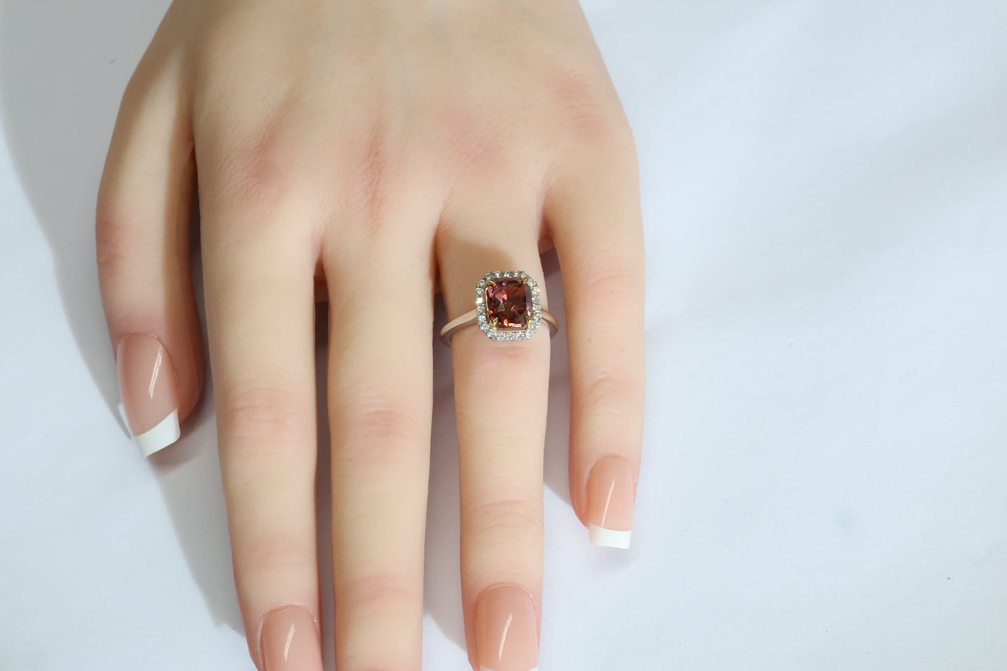 Spinell (3.33ct) Ring in 18 Karat Weißgold mit Diamanten