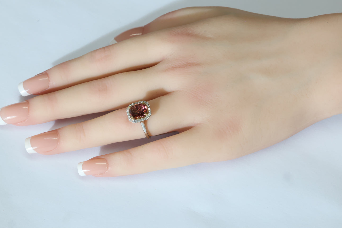 Spinell (3.33ct) Ring in 18 Karat Weißgold mit Diamanten