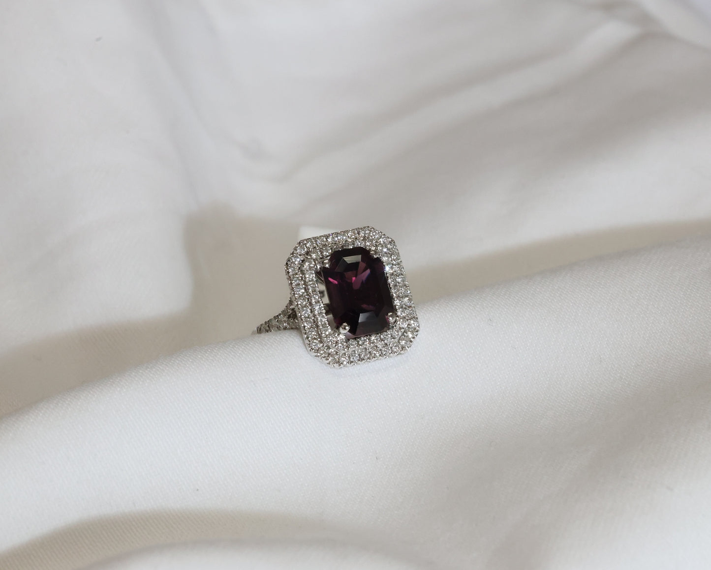 Spinell (3.31ct) Ring in 18 Karat Weißgold mit 1.13ct Diamanten