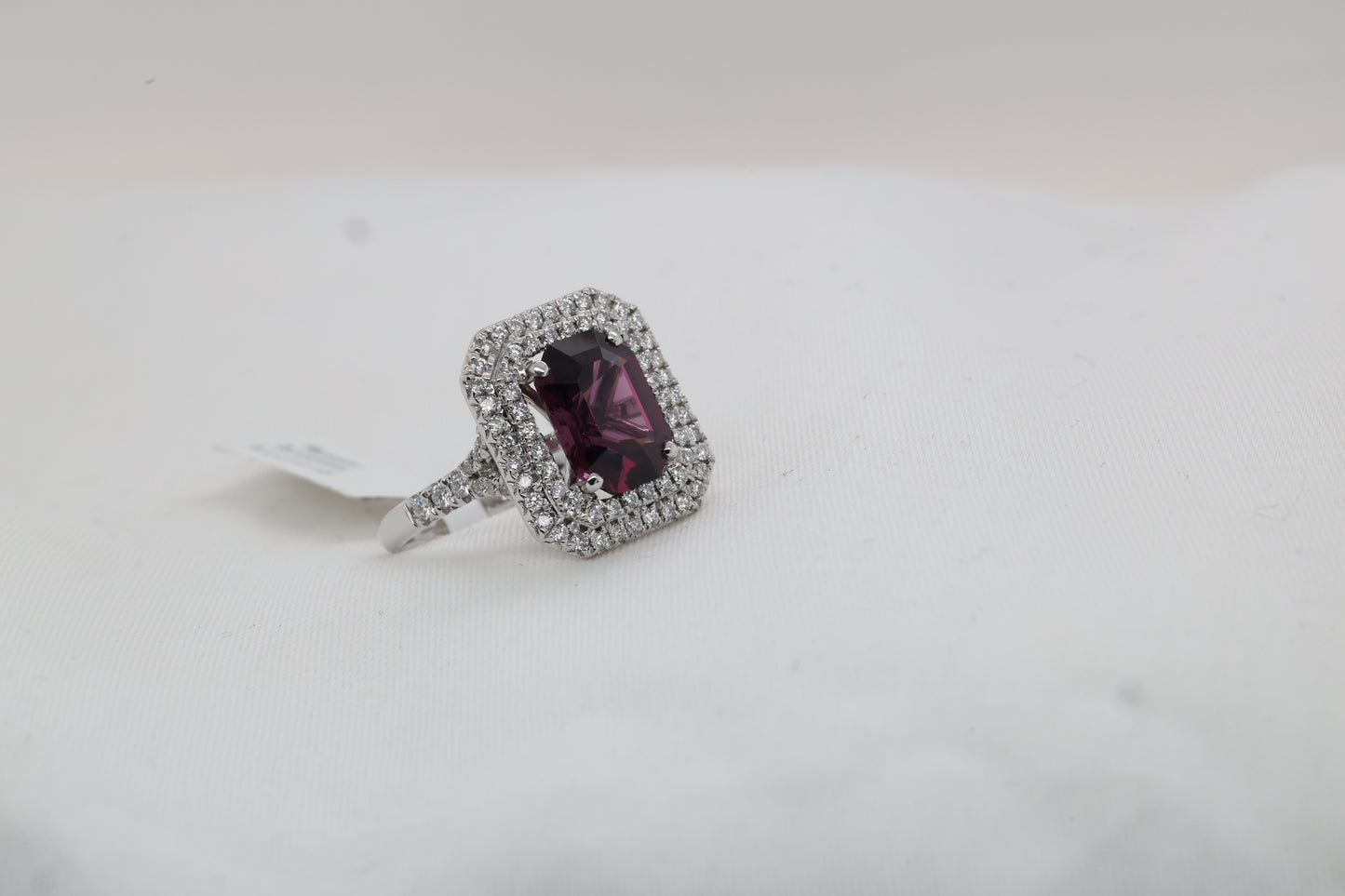 Spinell (3.31ct) Ring in 18 Karat Weißgold mit 1.13ct Diamanten