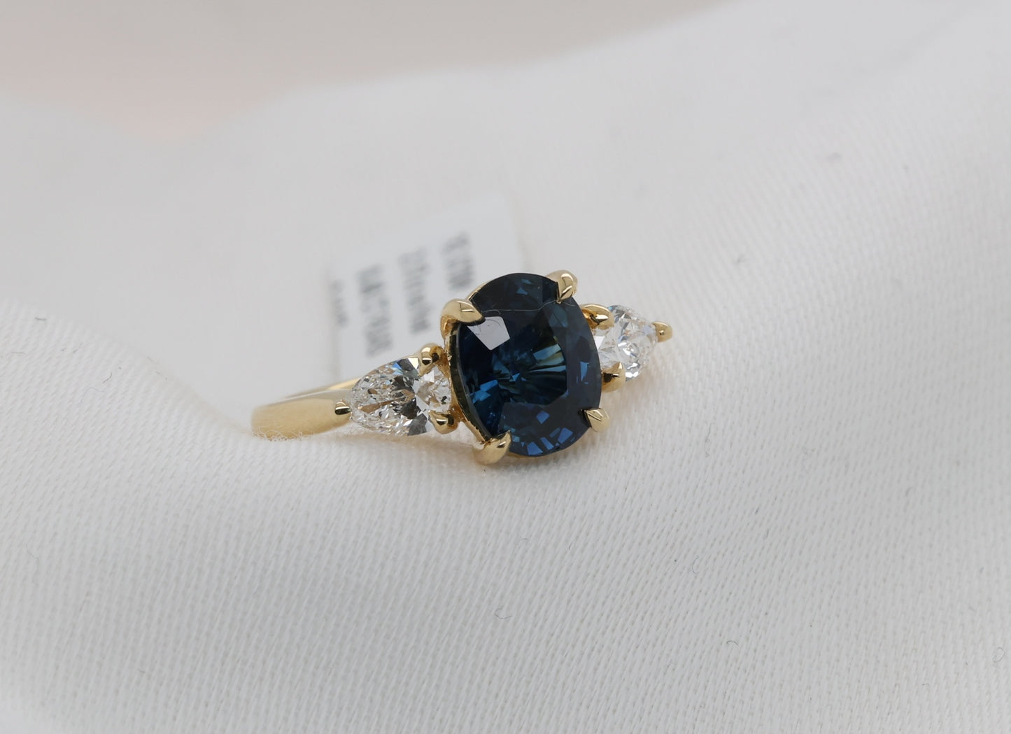 Blauer Saphir (2.17ct, Intense Blue) Ring in 18K/750er Gold mit Diamanten im Birnenschliff
