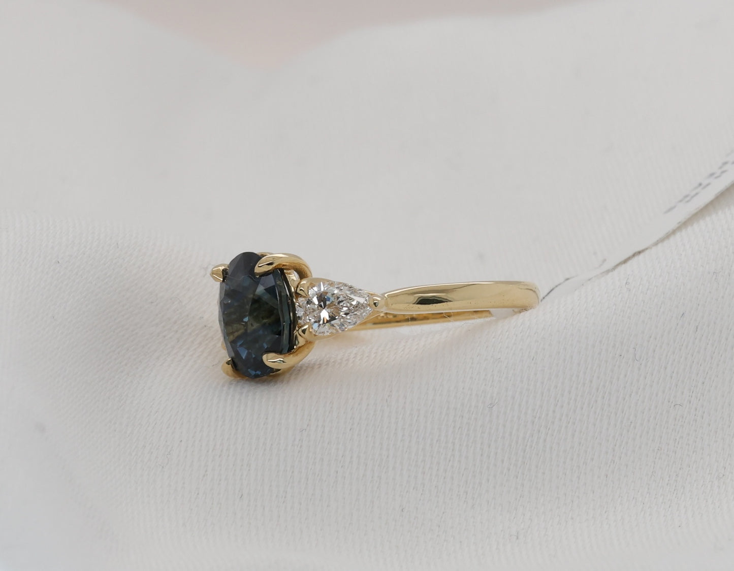 Blauer Saphir (2.17ct, Intense Blue) Ring in 18K/750er Gold mit Diamanten im Birnenschliff