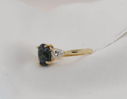 Blauer Saphir (2.17ct, Intense Blue) Ring in 18K/750er Gold mit Diamanten im Birnenschliff
