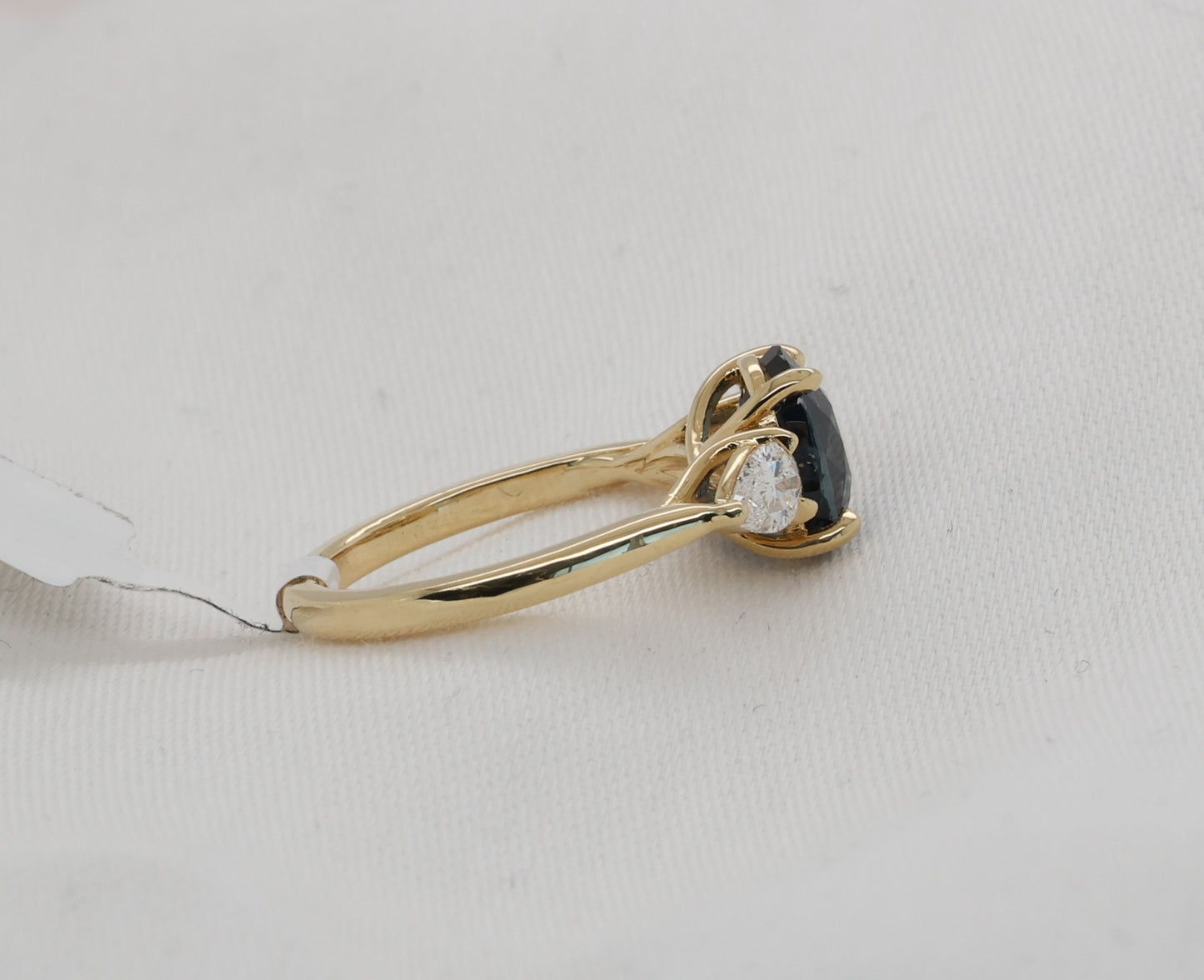 Blauer Saphir (2.17ct, Intense Blue) Ring in 18K/750er Gold mit Diamanten im Birnenschliff