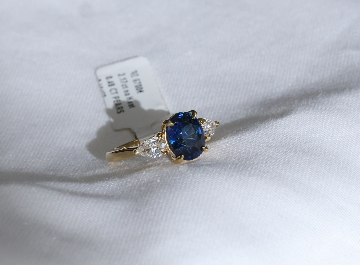 Blauer Saphir (2.17ct, Intense Blue) Ring in 18K/750er Gold mit Diamanten im Birnenschliff