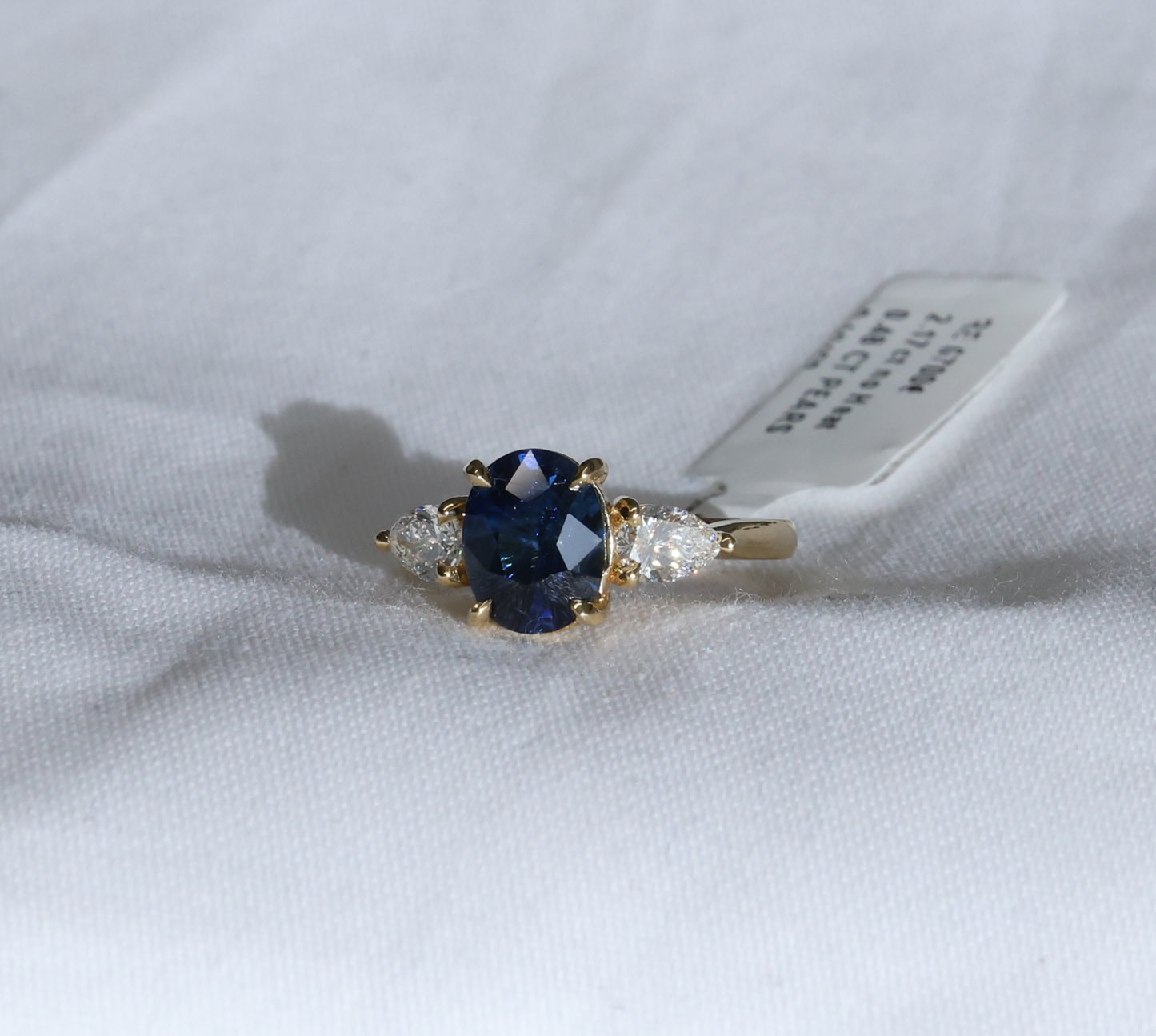 Blauer Saphir (2.17ct, Intense Blue) Ring in 18K/750er Gold mit Diamanten im Birnenschliff