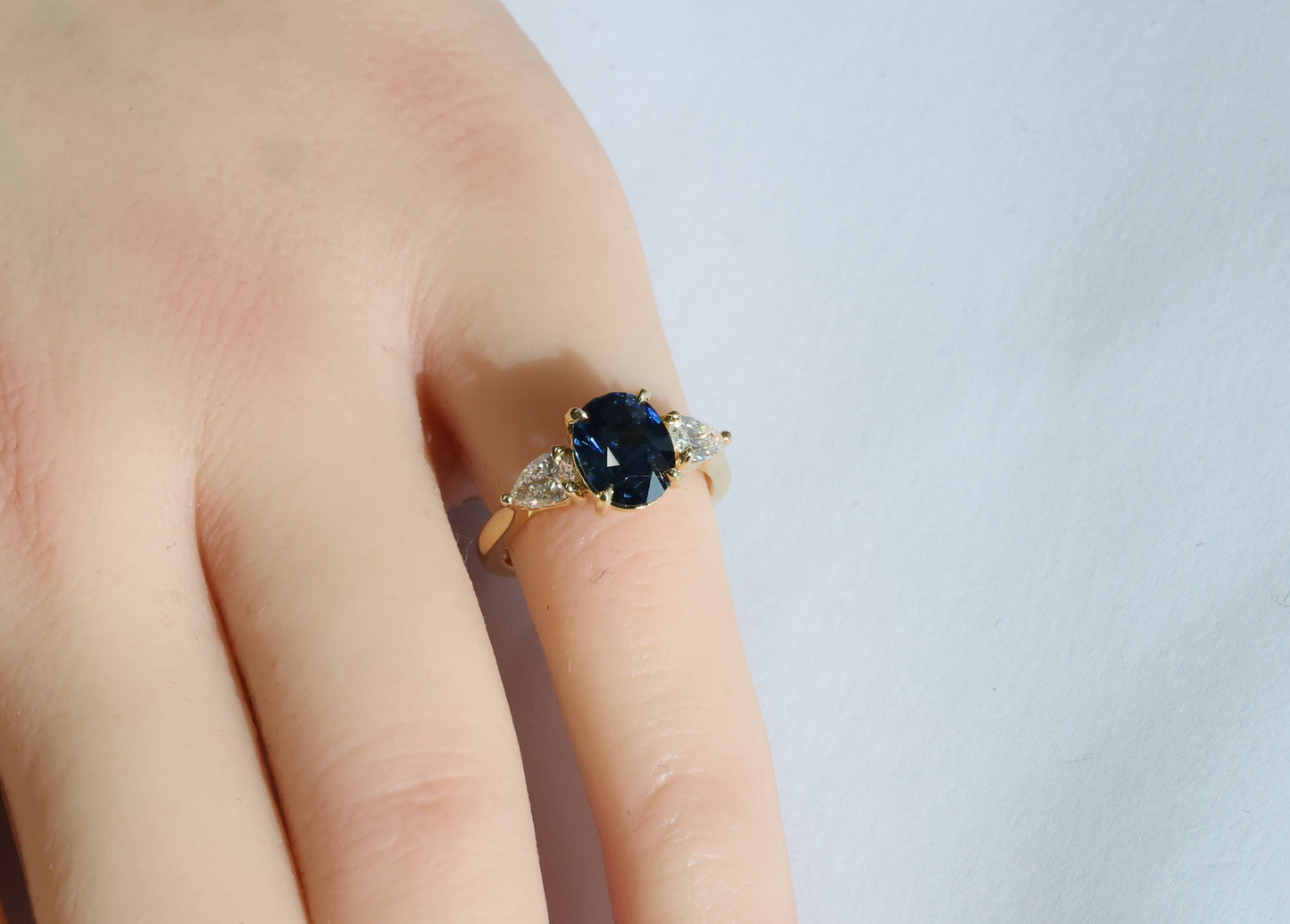 Blauer Saphir (2.17ct, Intense Blue) Ring in 18K/750er Gold mit Diamanten im Birnenschliff