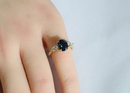 Blauer Saphir (2.17ct, Intense Blue) Ring in 18K/750er Gold mit Diamanten im Birnenschliff