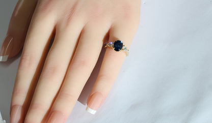 Blauer Saphir (2.17ct, Intense Blue) Ring in 18K/750er Gold mit Diamanten im Birnenschliff