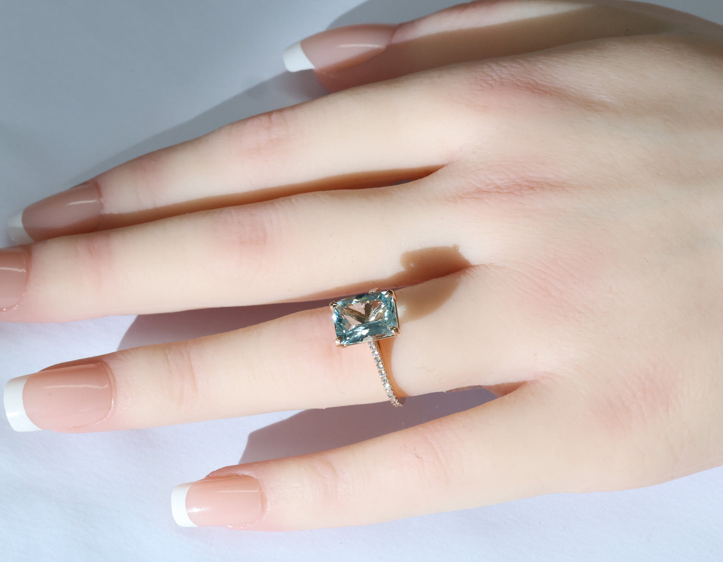 Aquamarine ring in 18 Karat Rosegold with diamonds