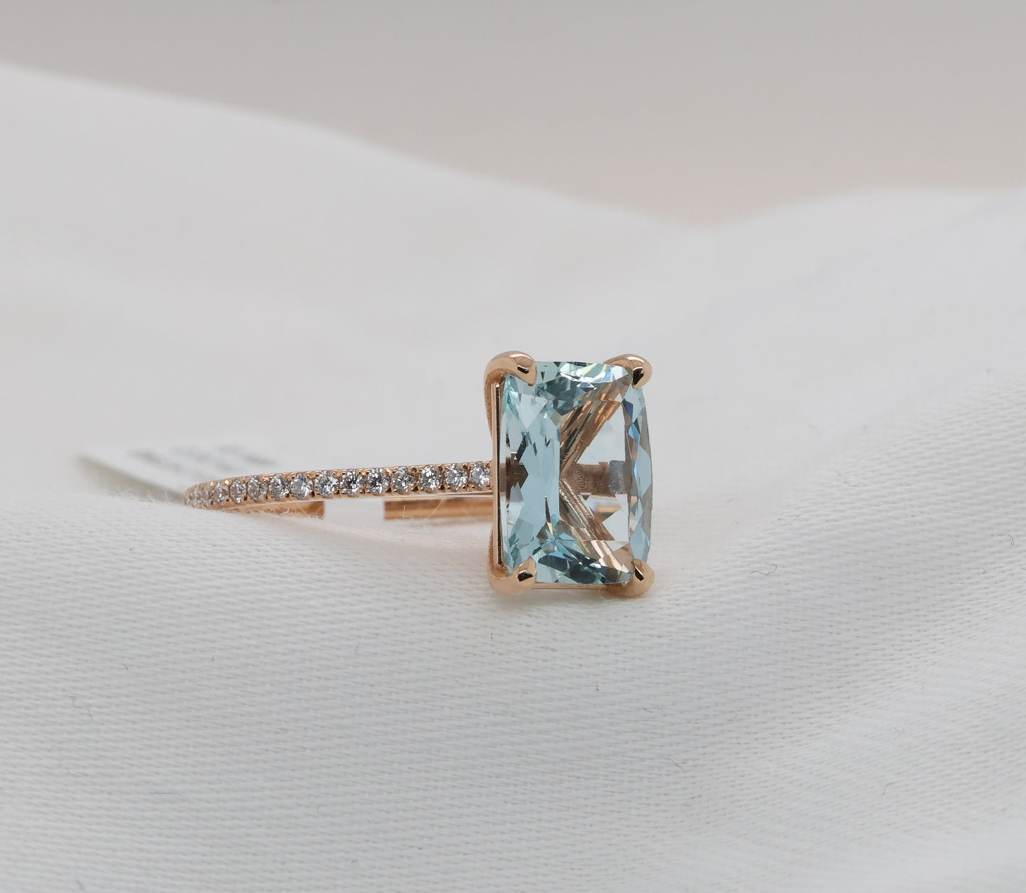 Aquamarine ring in 18 Karat Rosegold with diamonds