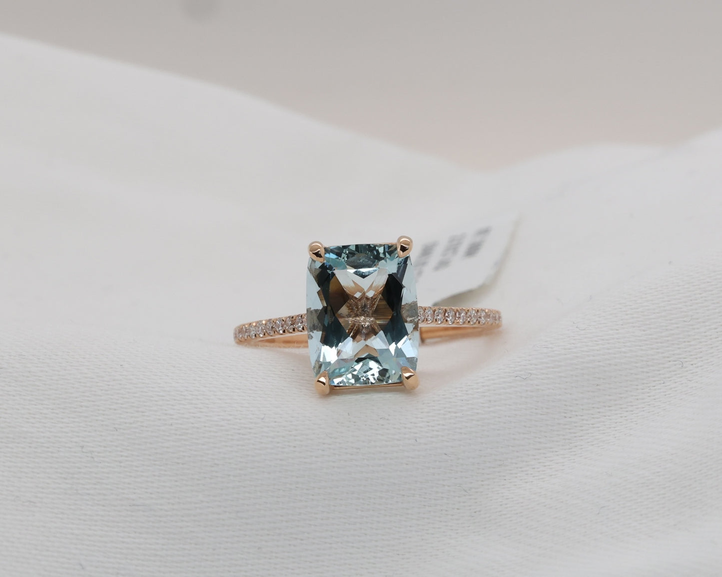 Aquamarine ring in 18 Karat Rosegold with diamonds