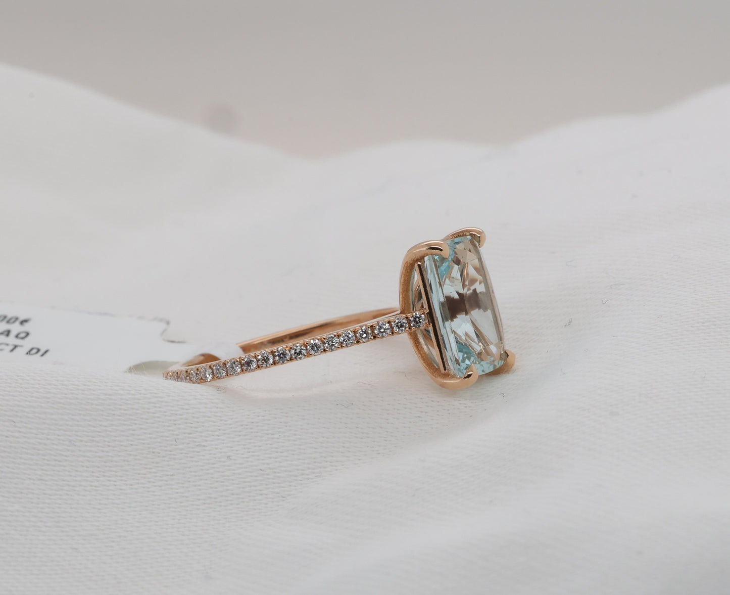 Aquamarine ring in 18 Karat Rosegold with diamonds