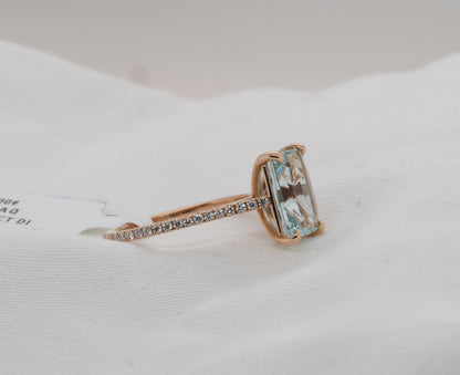 Aquamarine ring in 18 Karat Rosegold with diamonds