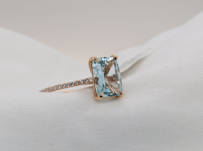 Aquamarine ring in 18 Karat Rosegold with diamonds