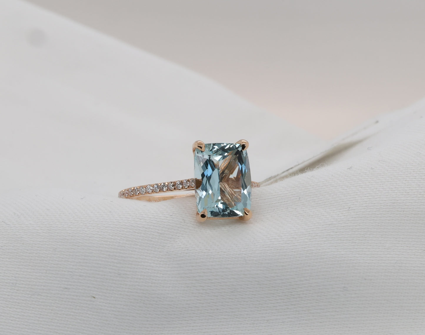 Aquamarine ring in 18 Karat Rosegold with diamonds
