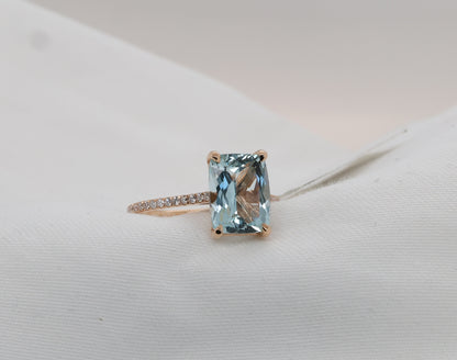 Aquamarine ring in 18 Karat Rosegold with diamonds