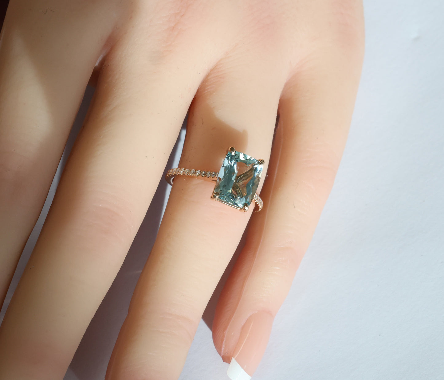 Aquamarine ring in 18 Karat Rosegold with diamonds