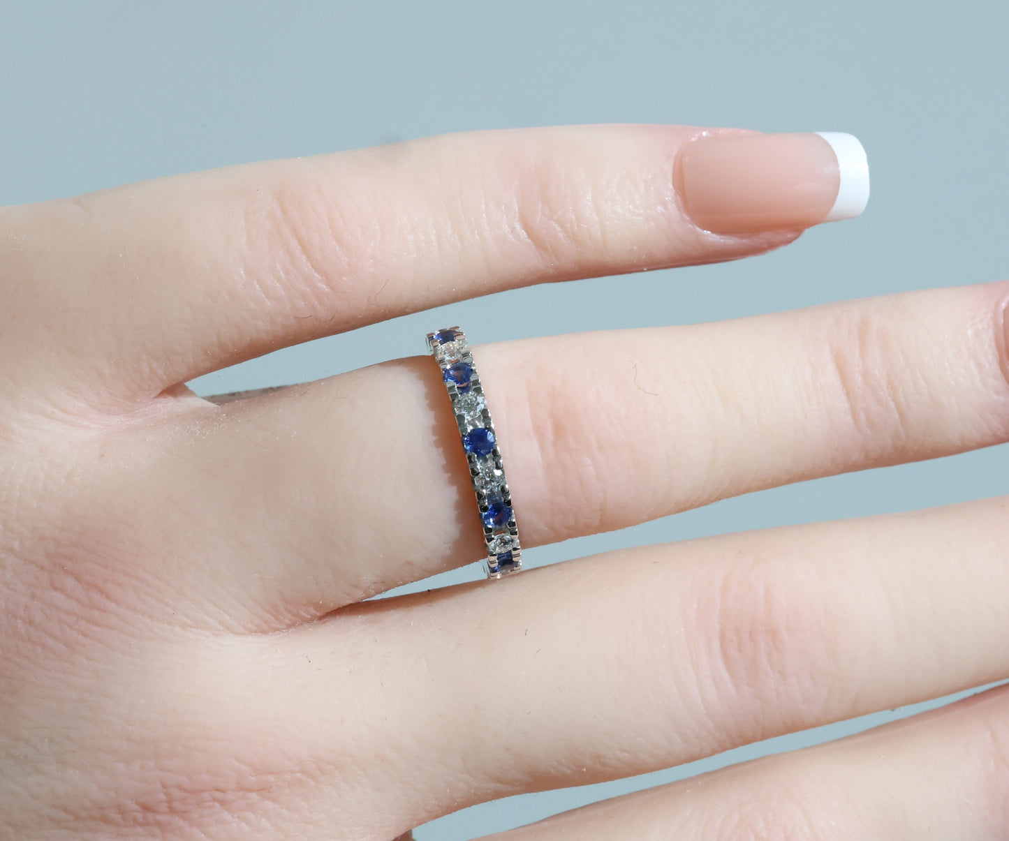 Blauer Saphir & Diamant Memoire Ring in 18K/750er Weißgold