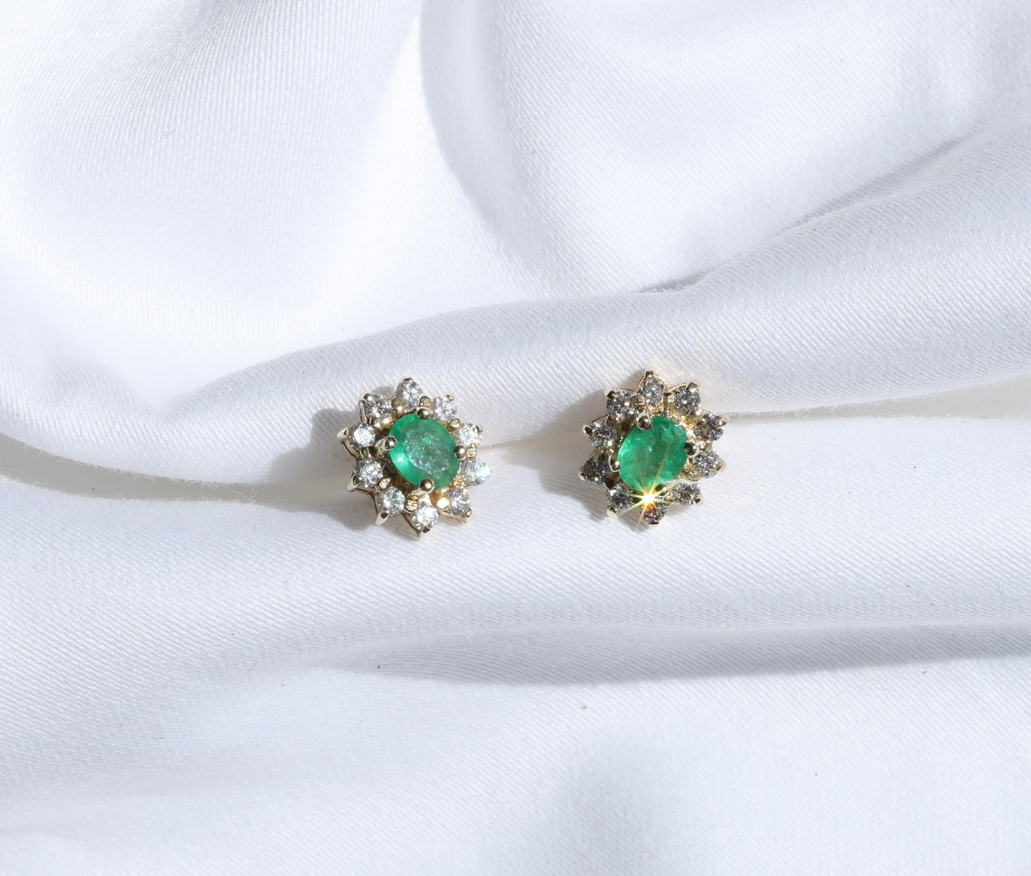 Smaragd (0.70 ct, Brasilien) Ohrstecker mit Diamanten (0.50 ct) – 8K/333er Gold