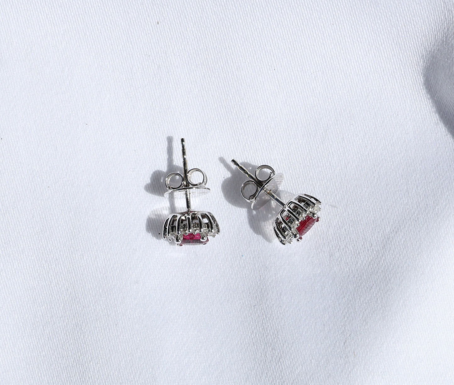 Rubin (Myanmar, Burma) Ohrstecker mit Diamanten – 14K/585er Weißgold