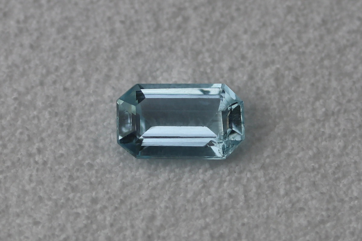 Natural blue aquamarine (1.55 ct) – loose gemstone