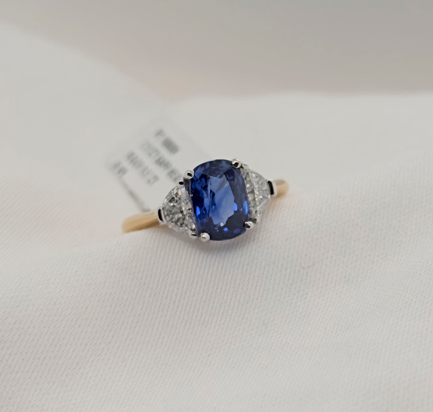 Blauer Saphir (2.51ct, Royal Blue) Ring in 18 Karat Gold mit Diamanten