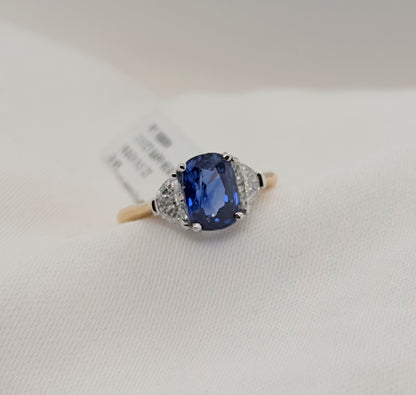 Blauer Saphir (2.51ct, Royal Blue) Ring in 18 Karat Gold mit Diamanten