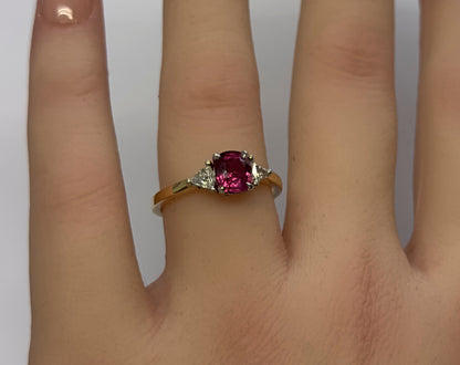 Rubin Ring in 18 Karat Gold mit Diamanten