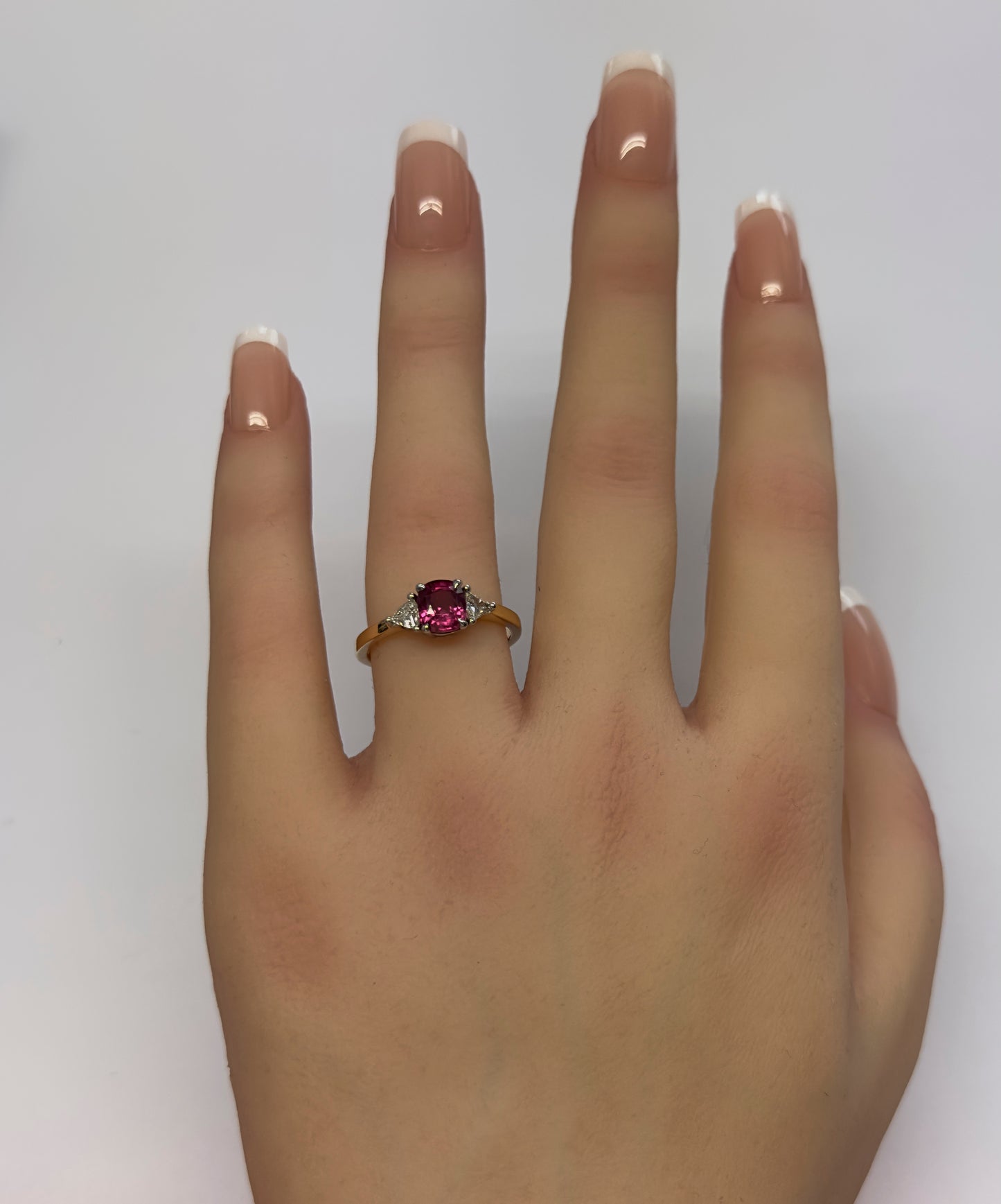 Rubin Ring in 18 Karat Gold mit Diamanten