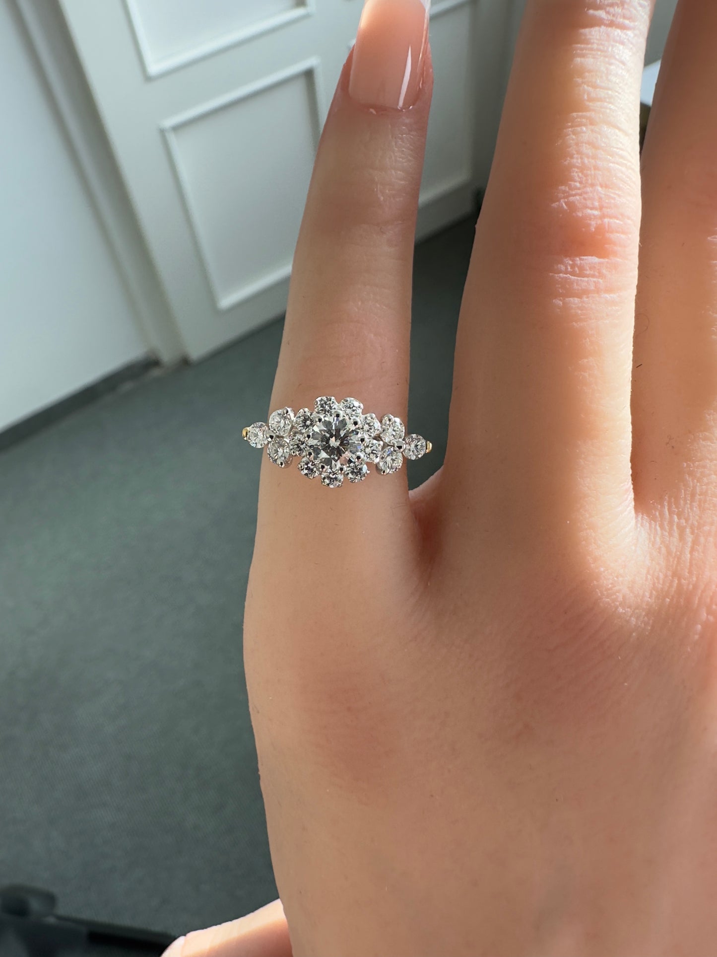 Diamond ring (GIA) in 18 Karat Gold with diamonds