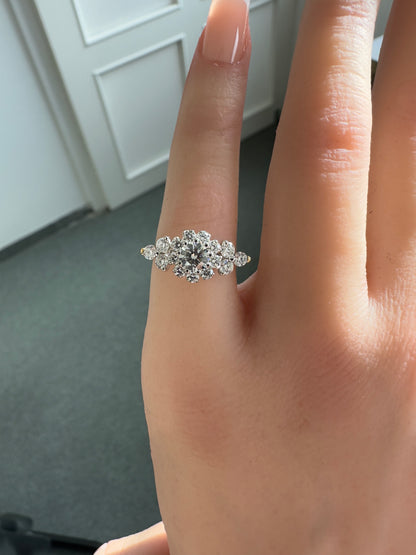 Diamond ring (GIA) in 18 Karat Gold with diamonds