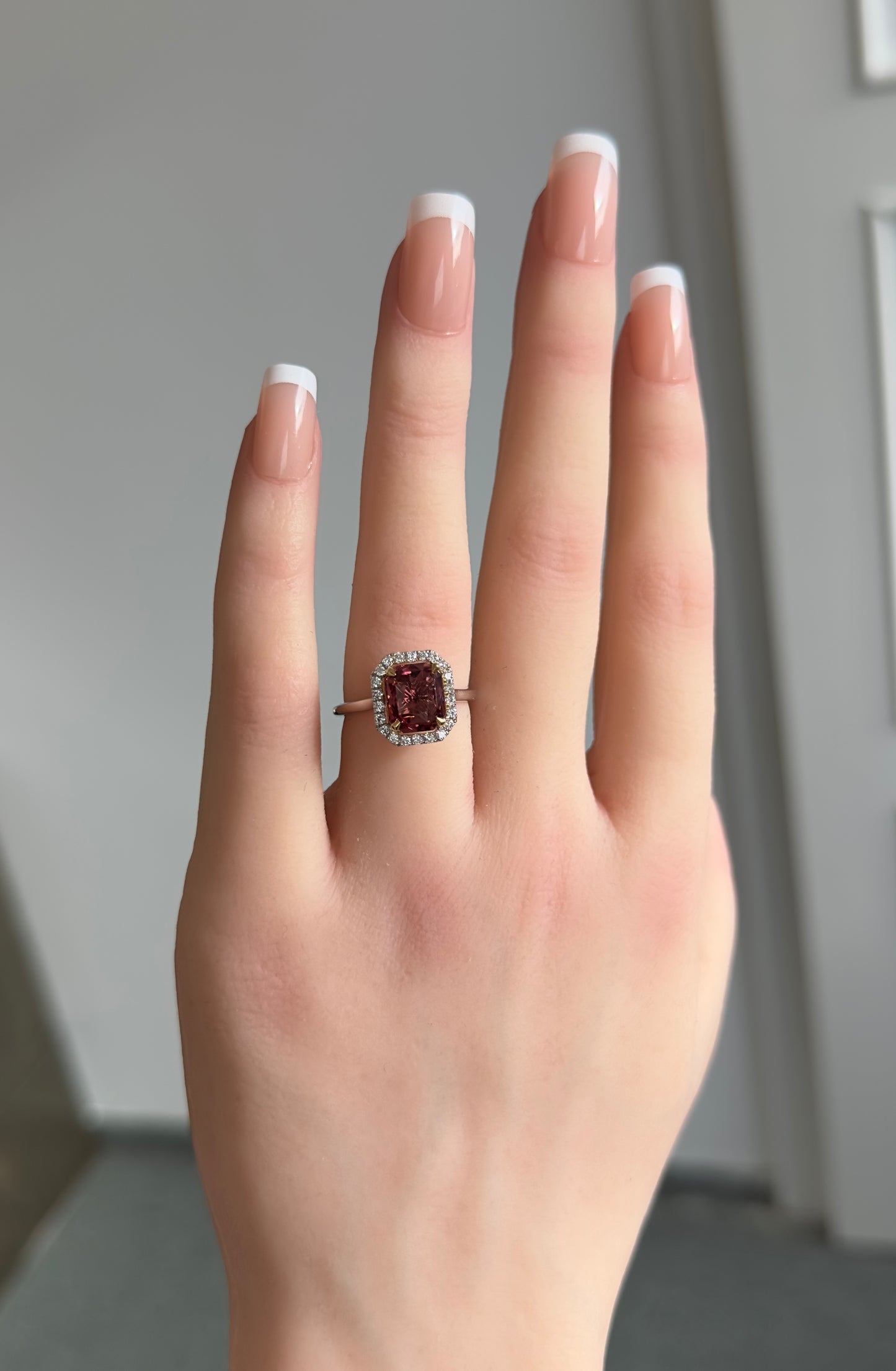 Spinell (3.33ct) Ring in 18 Karat Weißgold mit Diamanten