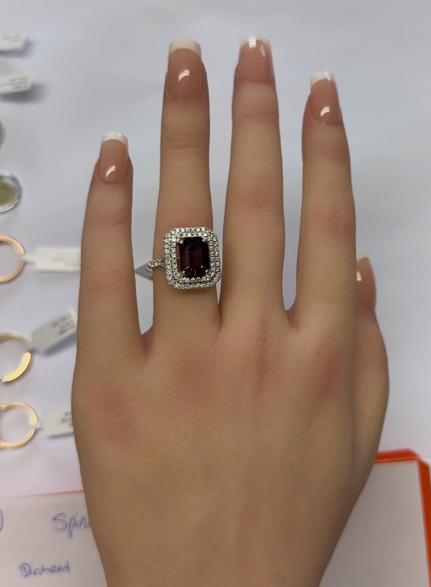 Spinell (3.31ct) Ring in 18 Karat Weißgold mit 1.13ct Diamanten