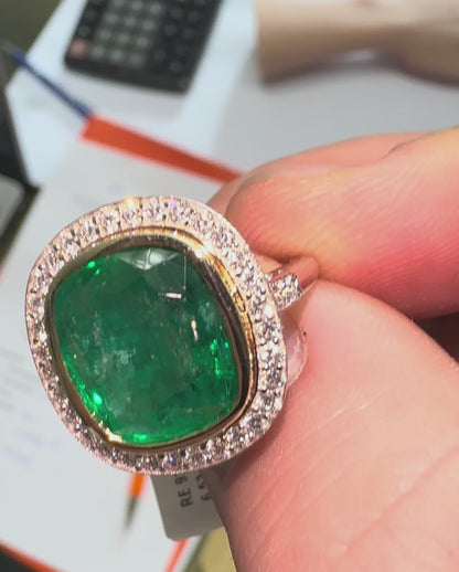 Smaragd (6.53ct) Ring in 18 Karat Gold mit Diamanten