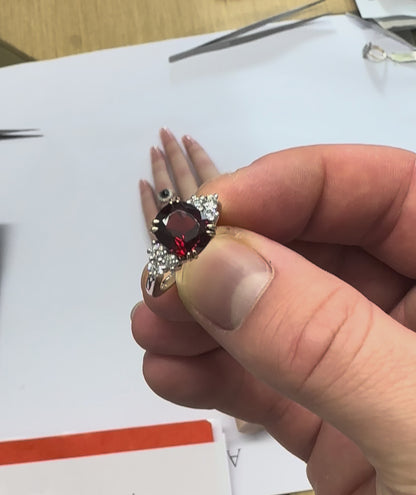 Spinell (3.71ct, Burma) Ring in 18 Karat Weißgold mit Diamanten