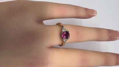 Rubin Ring in 18 Karat Gold mit Diamanten