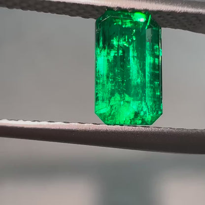 zertifizierter natürlicher afghanischer Smaragd-Solitär-Ring (insignificant oiling) – mit Diamant Pavé Fassung, Extra Fine Color Quality - 18 Karat Weißgold