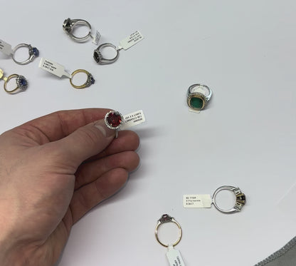 Roter Granat Ring in 18 Karat Weißgold mit Diamanten