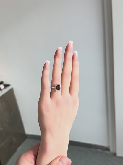 Spinell (3.33ct) Ring in 18 Karat Weißgold mit Diamanten